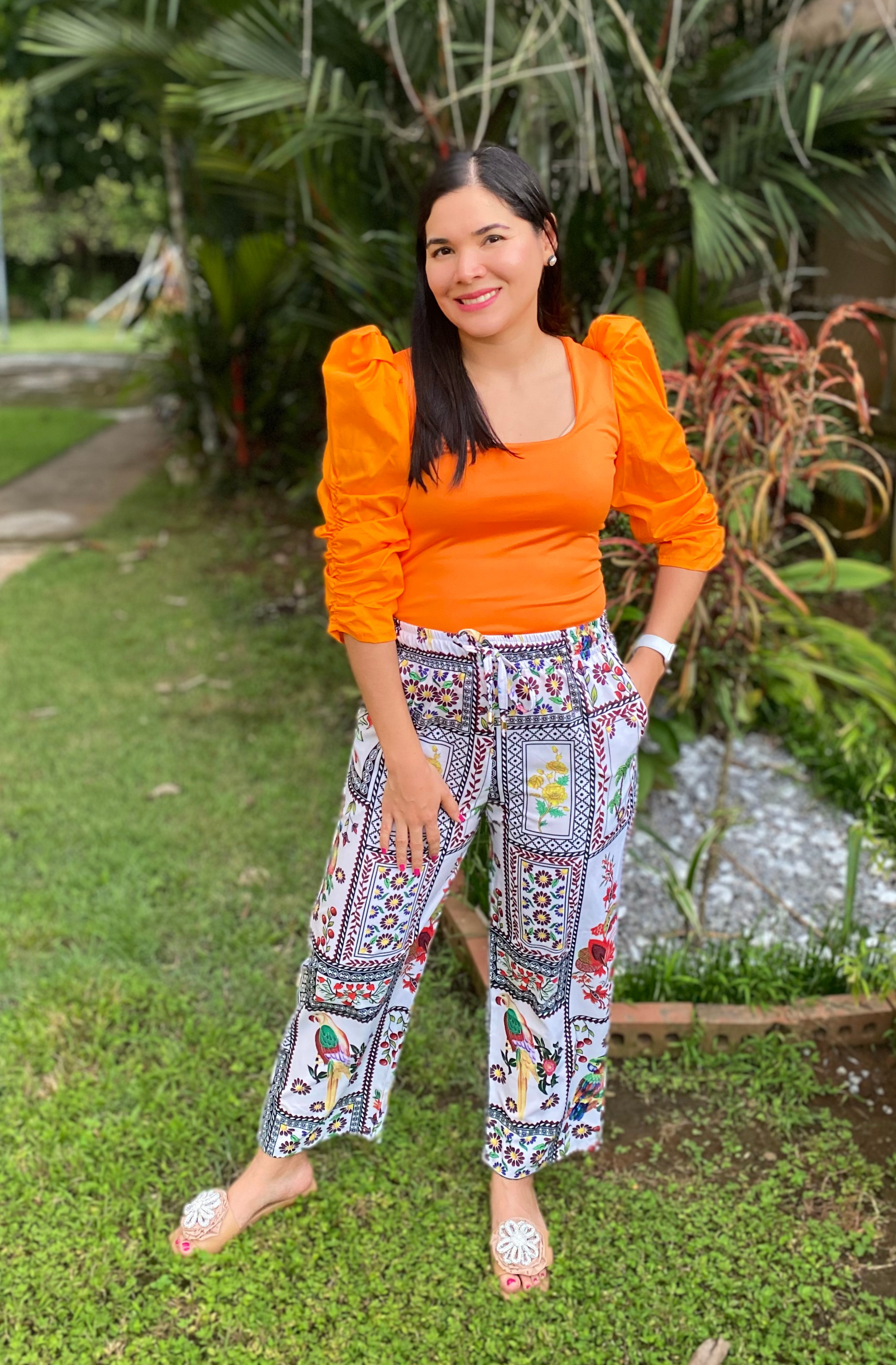 CROP TOP CON DETALLE DE MANGAS BOMBACHAS