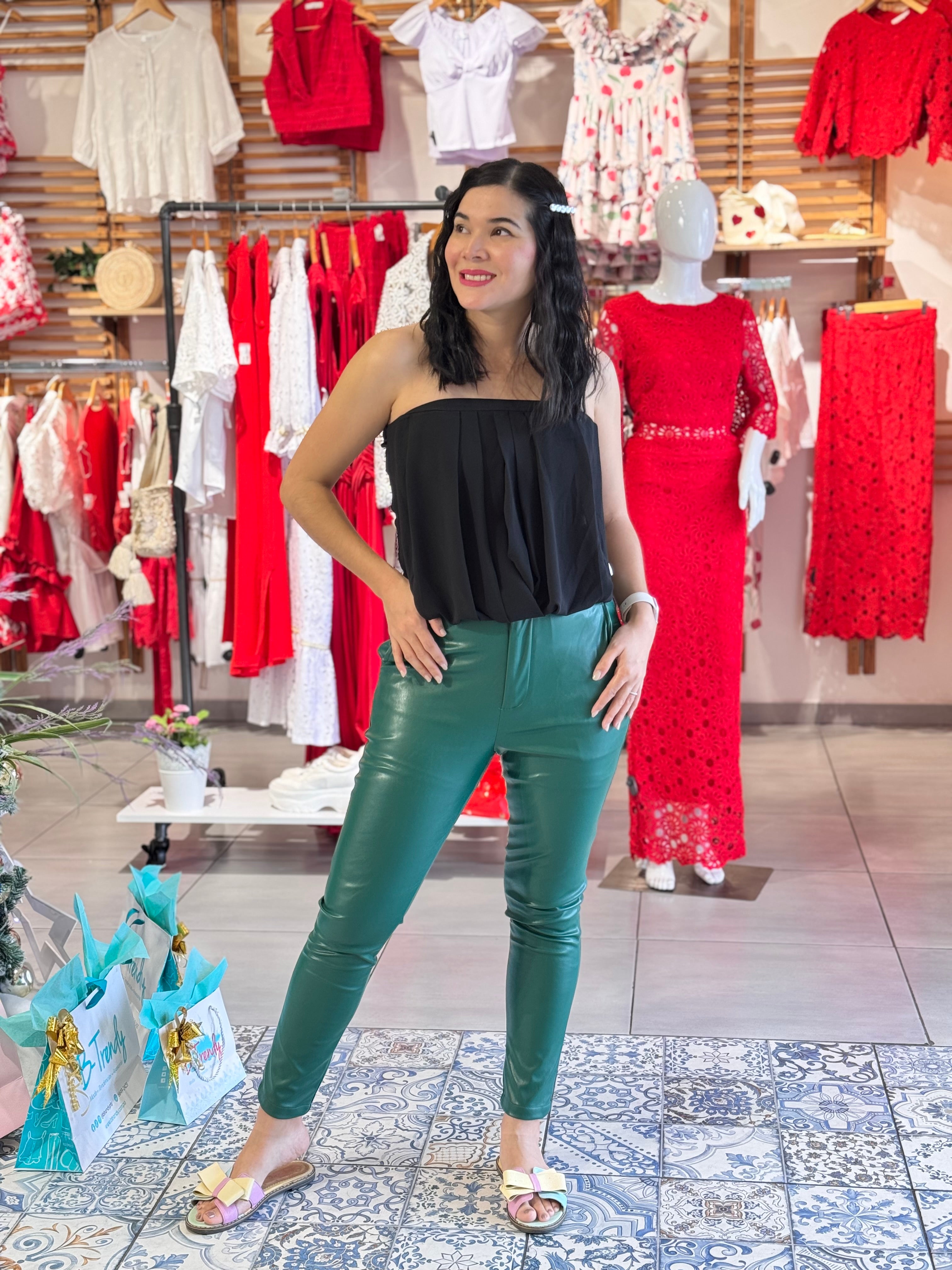 CIGARETTE PANTS DE CUERINA CON DETALLE DE CORREA