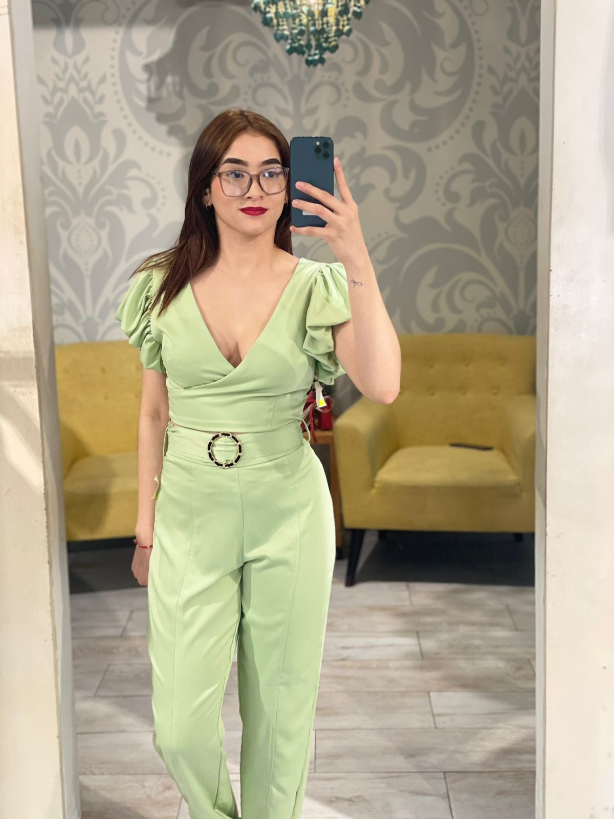 PANTALON CASUAL CON DETALLE DE CORREA