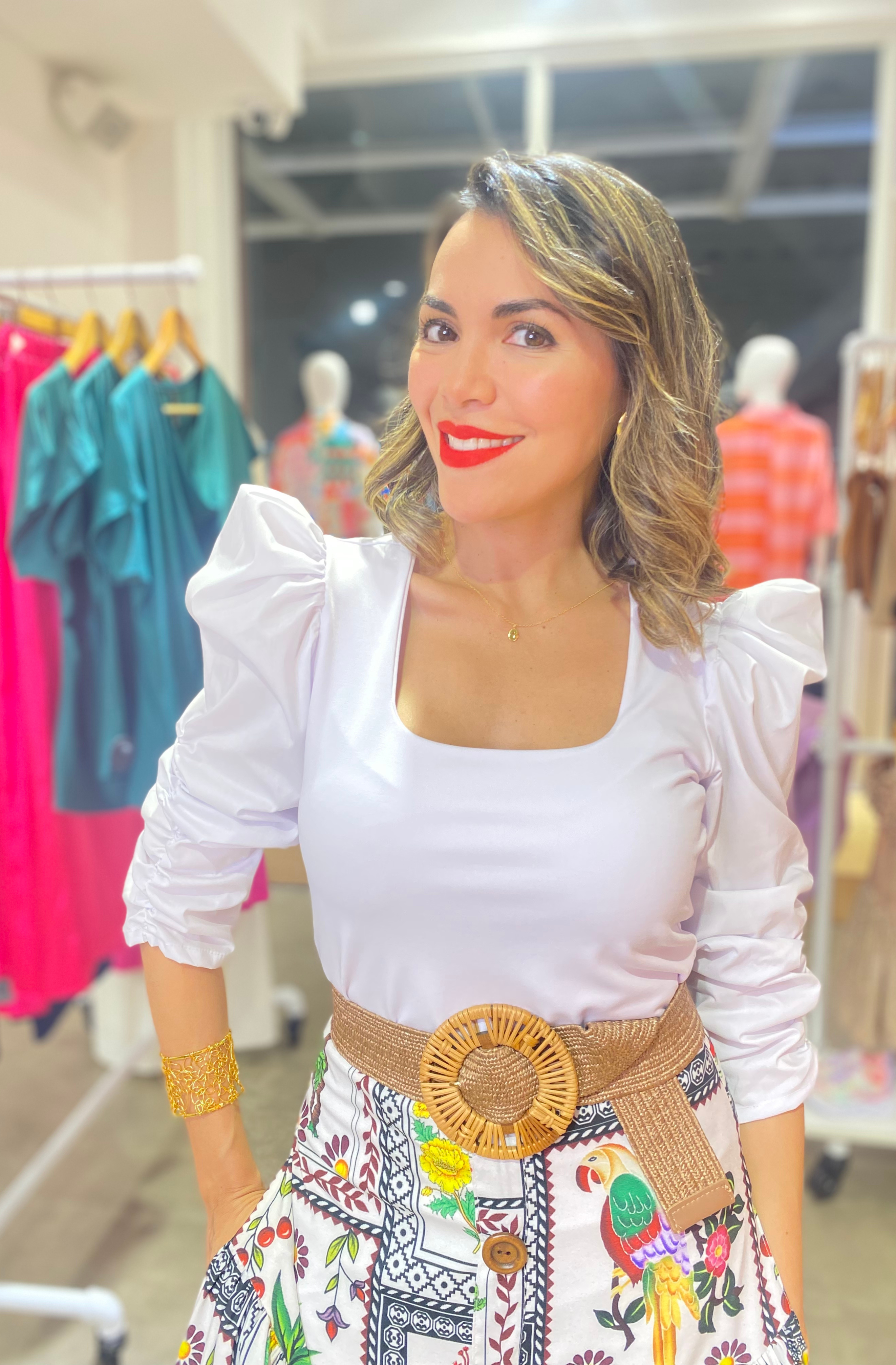 CROP TOP CON DETALLE DE MANGAS BOMBACHAS