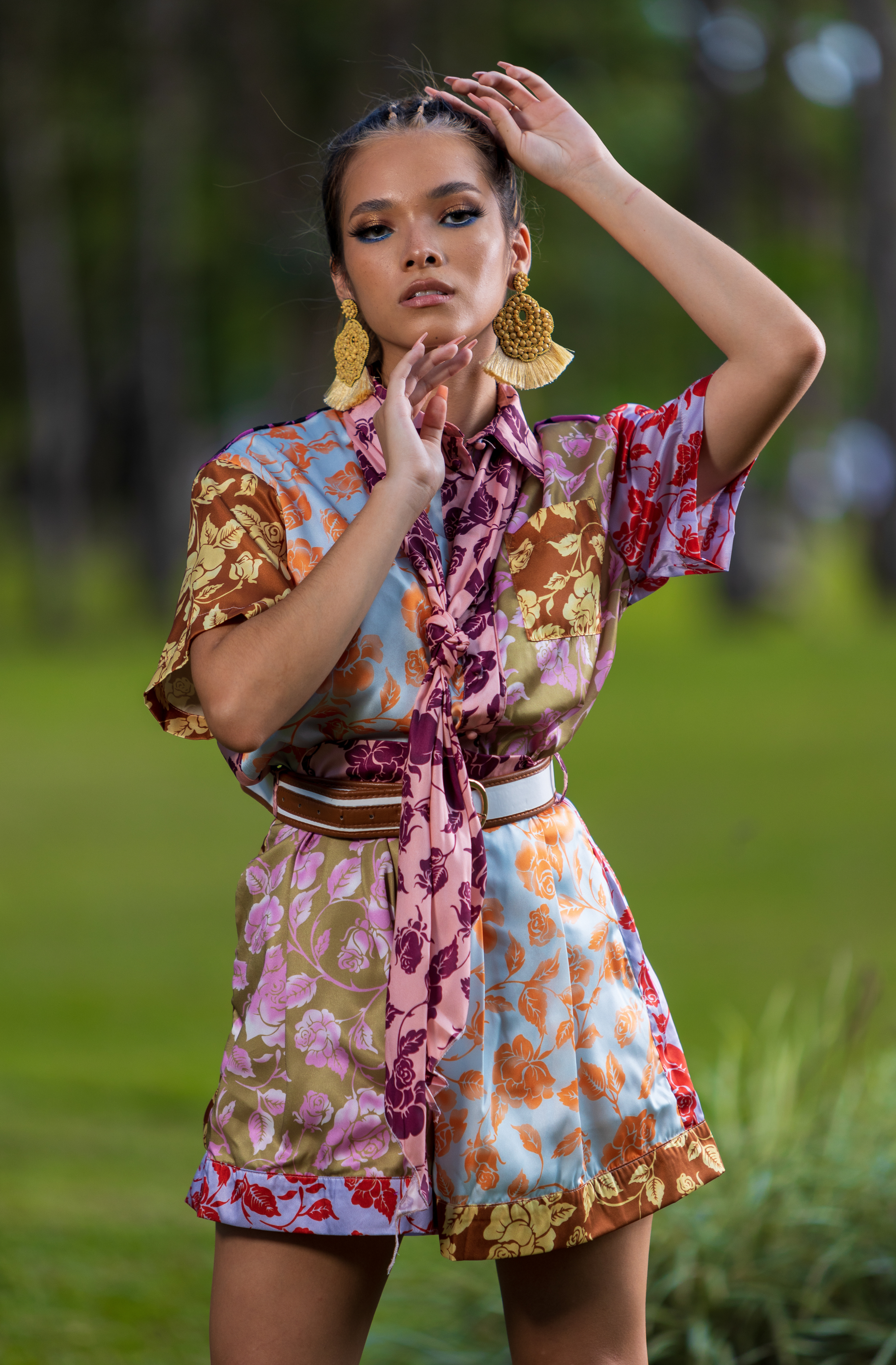 SHORT CON ESTAMPADO DE ROSAS Y DETALLE DE CORREA AJUSTABLE