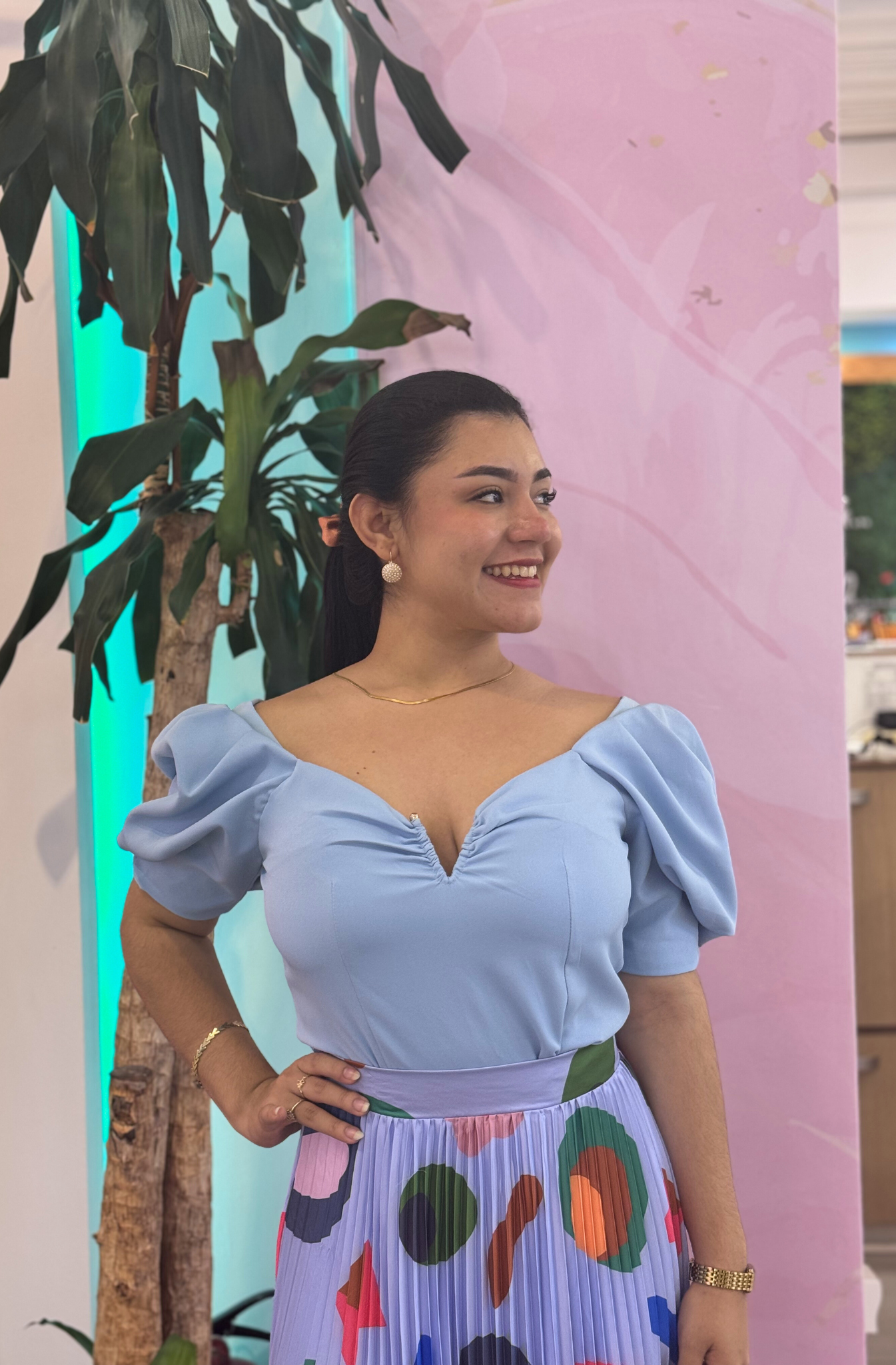 CROP TOP CON DETALLE EN EL ESCOTE Y MANGAS BOMBACHAS