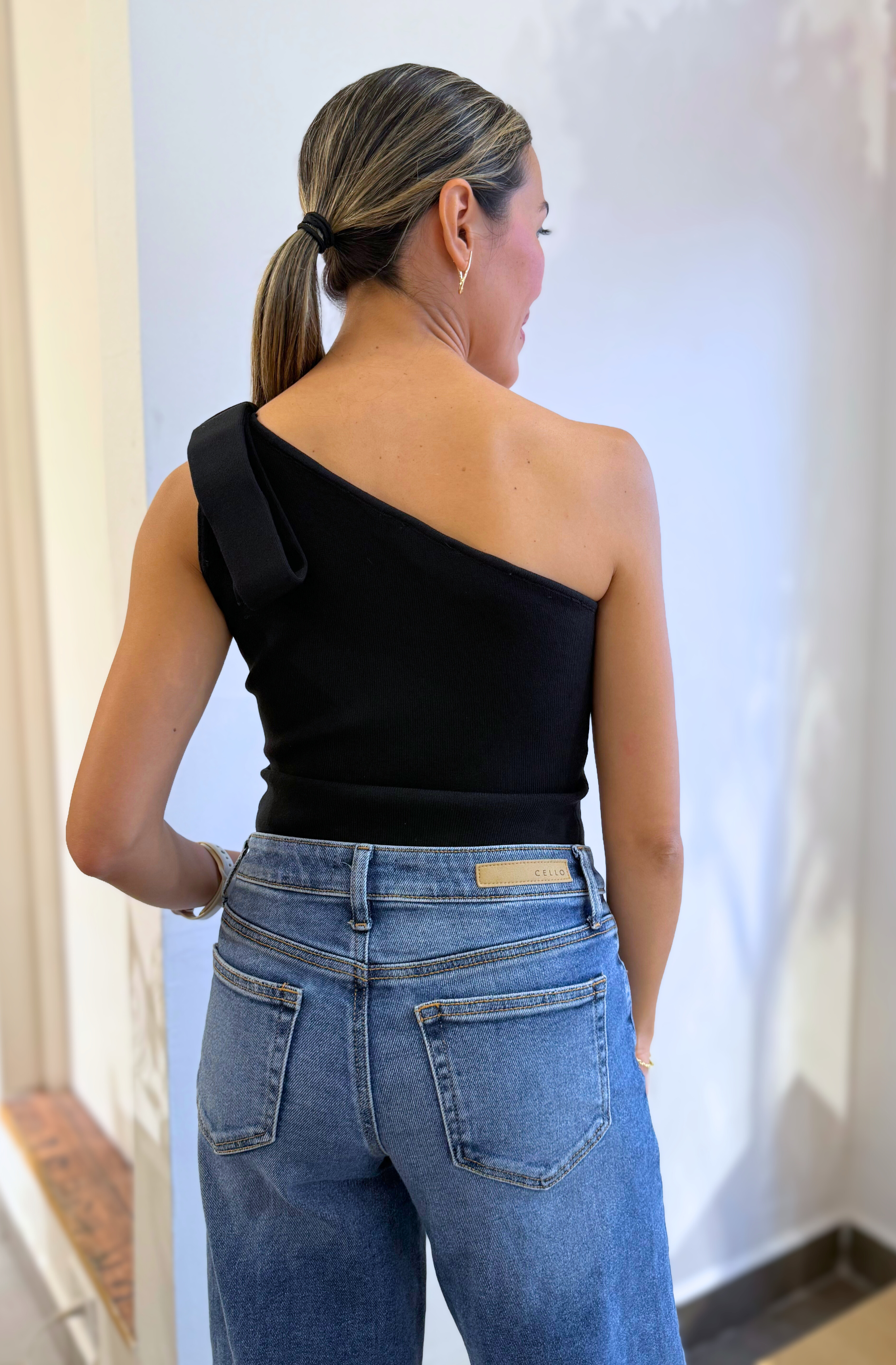 ONE SHOULDER TOP