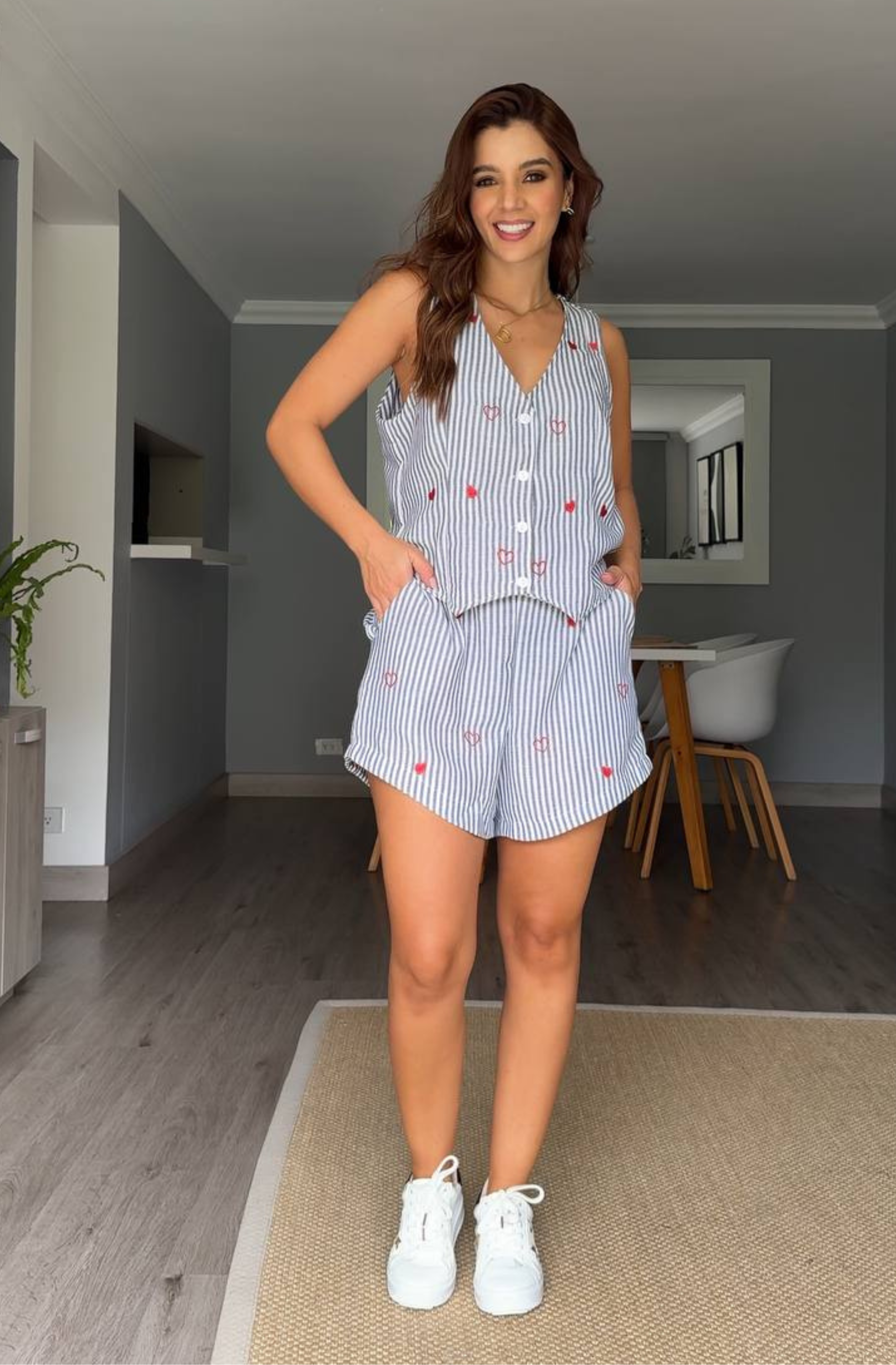 Pantalón Corto con Corazones Bordados