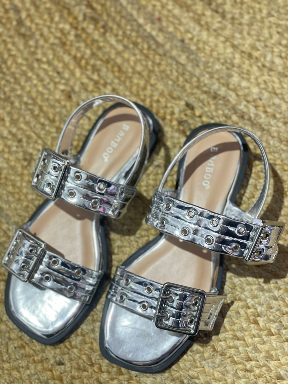 SANDALIAS FLAT CON HEBILLA