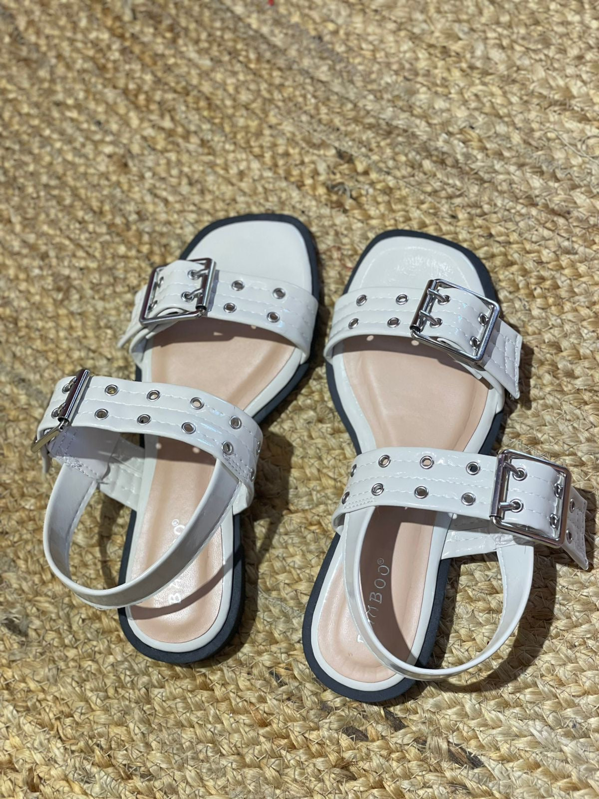 SANDALIAS FLAT CON HEBILLA