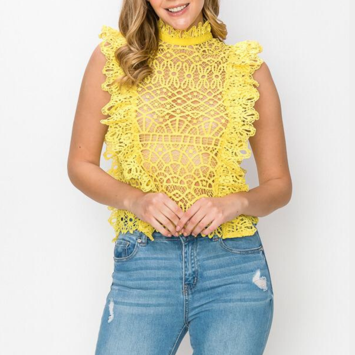 BLUSA HALTER DE ENCAJE FLORAL CON DETALLE DE VUELOS Y TRANSPARENCIAS