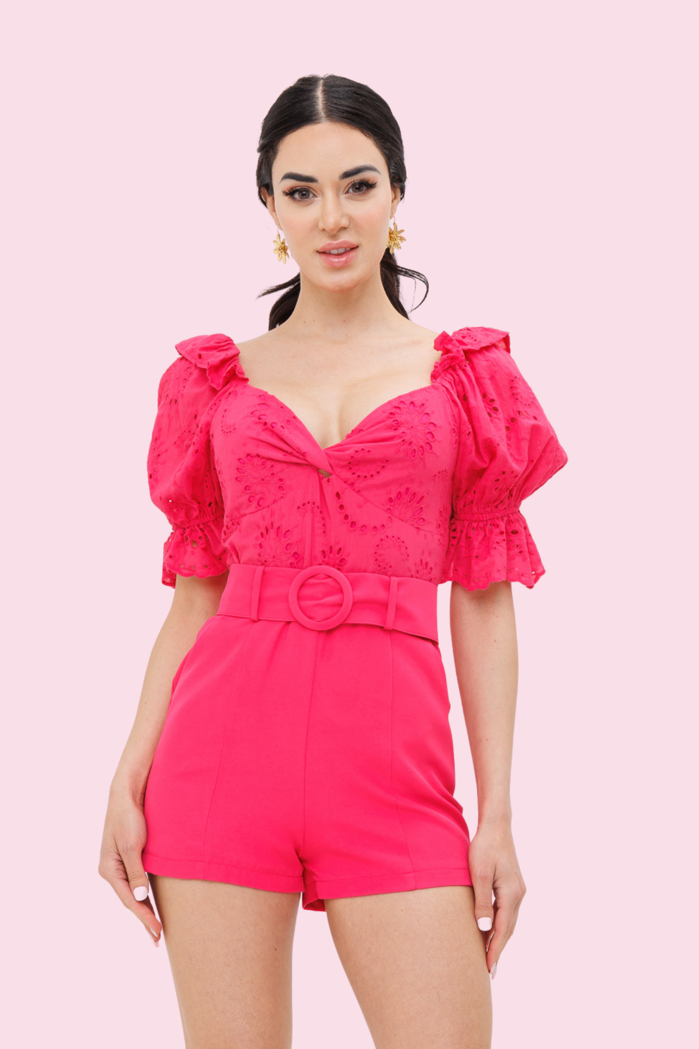 ROMPER DE OJALILLO CON DETALLE NUDO EN EL ESCOTE Y MANGAS BOMBACHAS