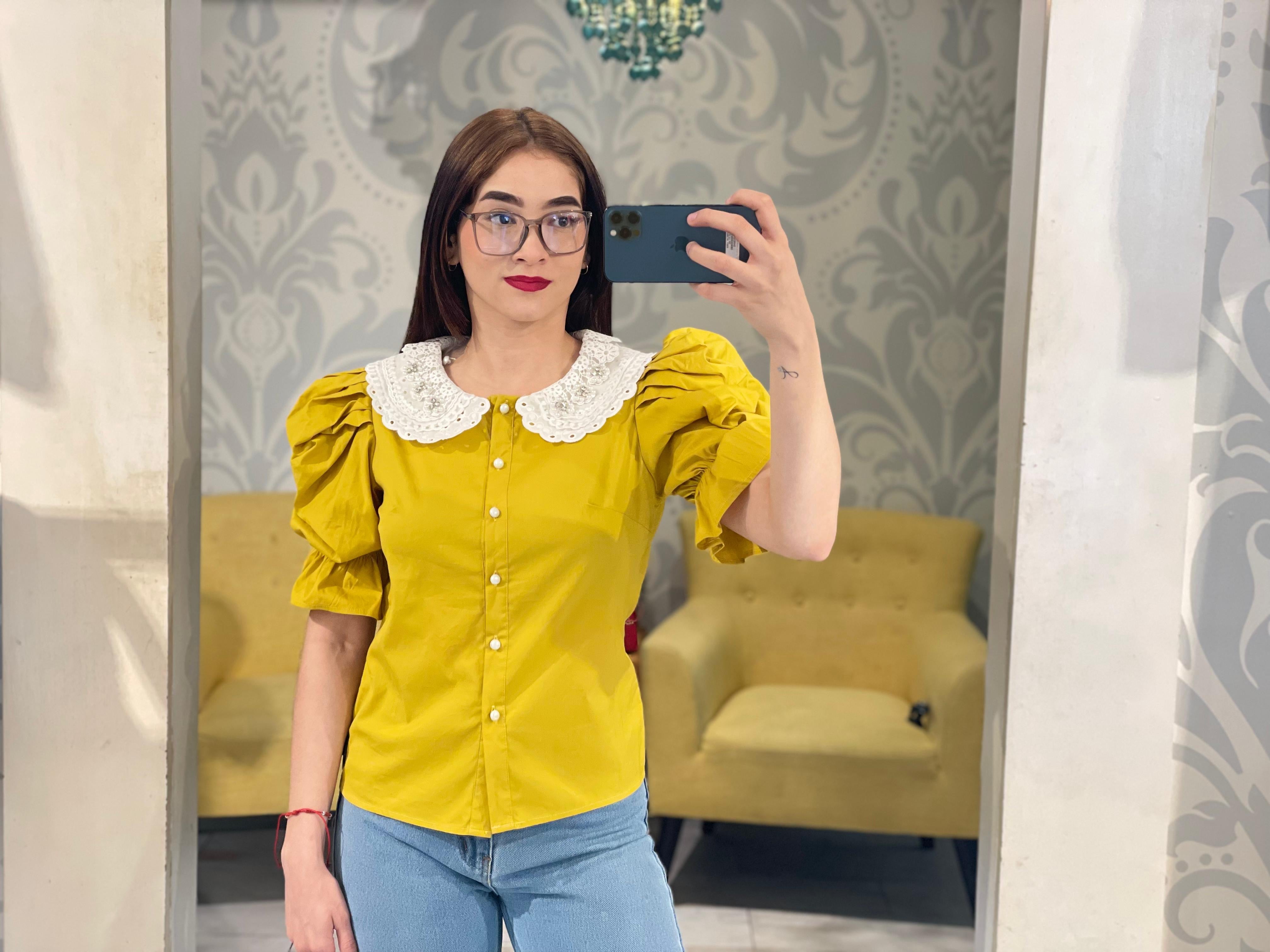 BLUSA CON APLICACIONES DE RHINESTONES Y PERLAS EN EL CUELLO