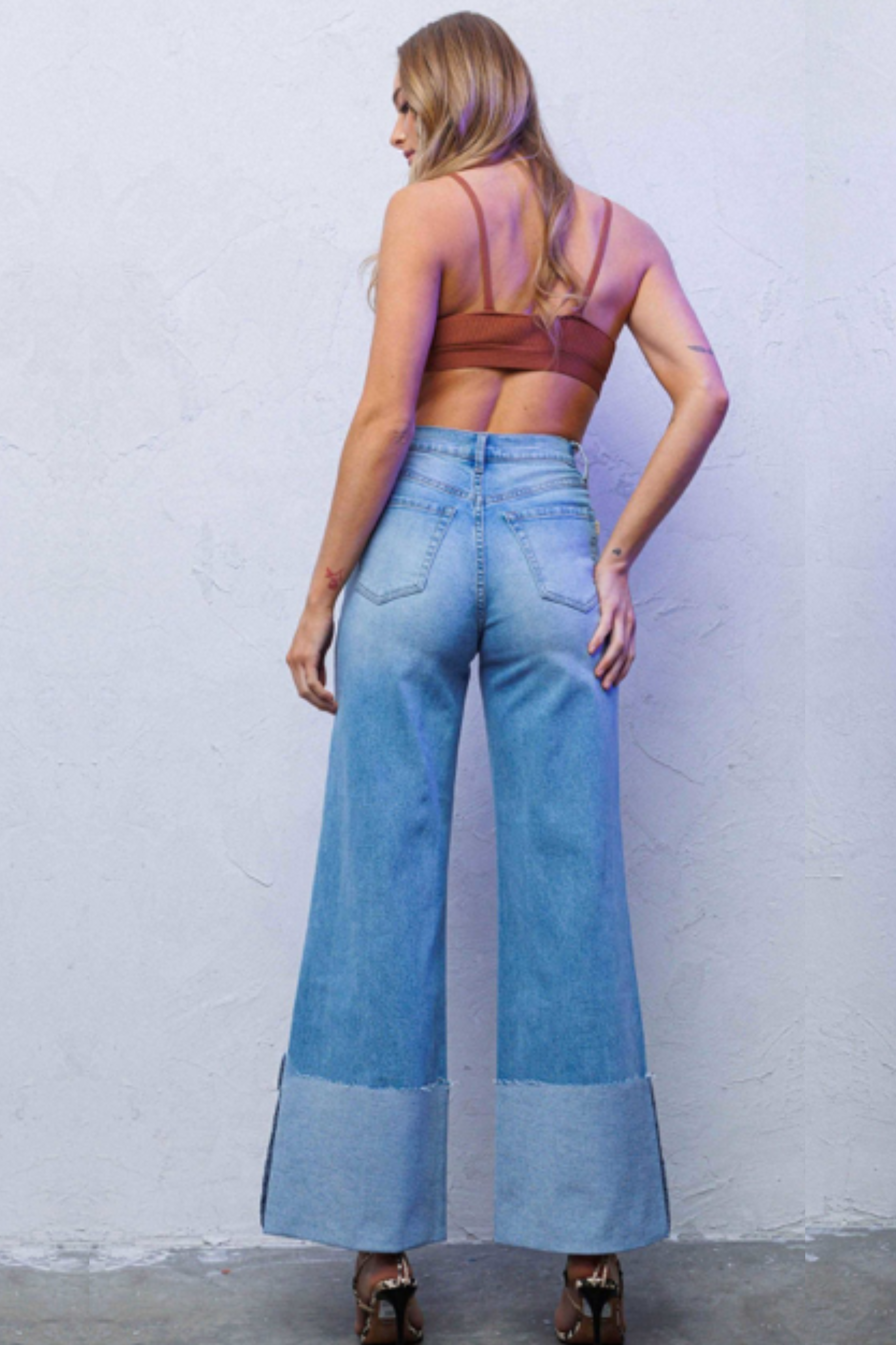 JEANS  WIDE LEG DE BOLSILLOS CUADRADOS