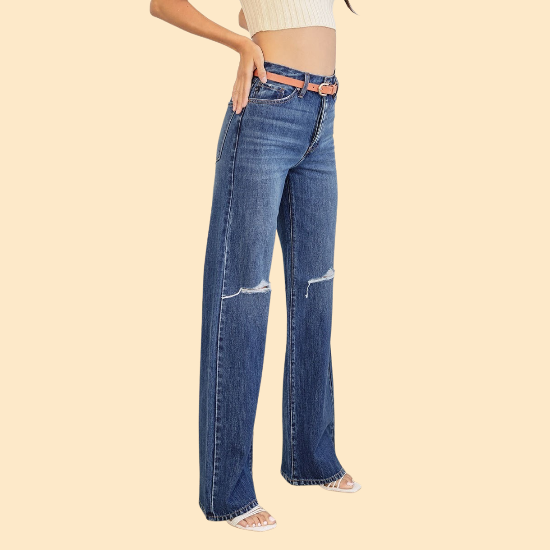 PANTALON HIGH RISE FLARE CON DETALLE DE RASGADURA EN LA RODILLA