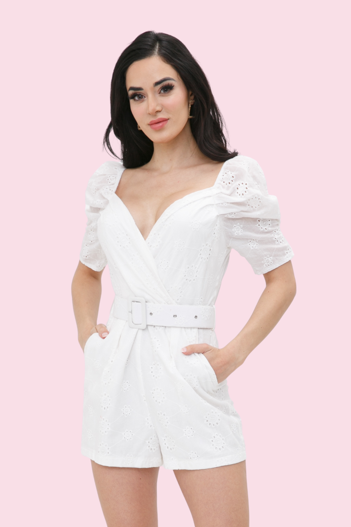 ROMPER DE OJALILLO CON DETALLE DE MANGAS BOMBACHAS
